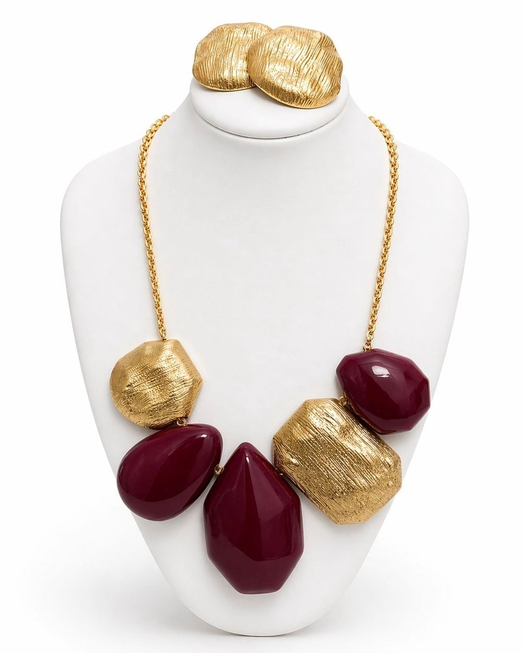 Colar Caetana dourado com correntinha e pingentes texturizados com pedras vinho