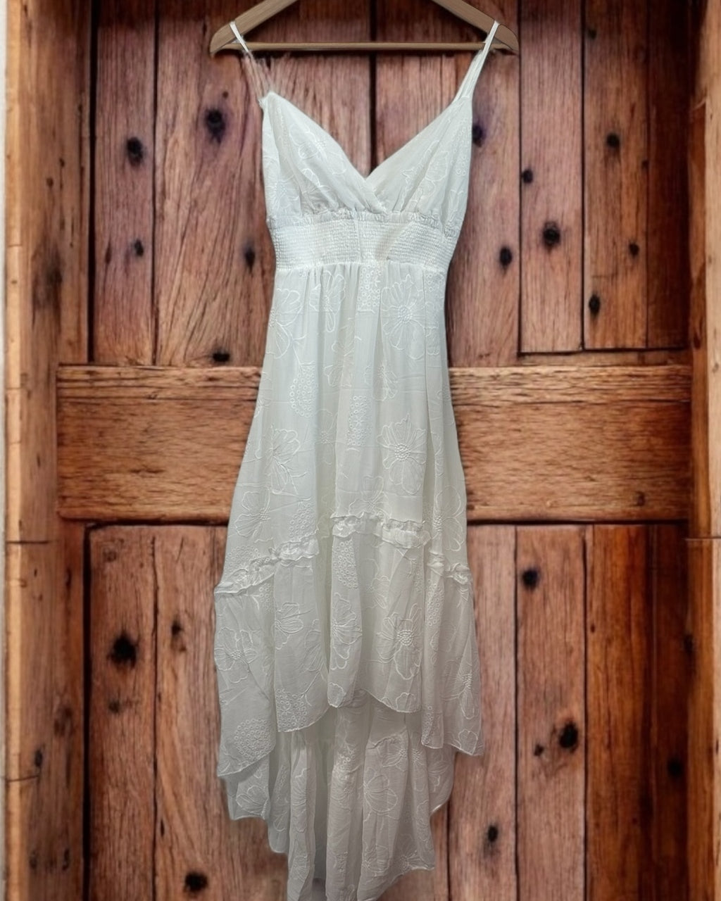 Vestido off-white de alças finas, decote V e bainha assimétrica com camadas