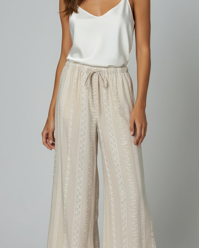 Calça pantalona creme claro com estampa rendada e cordão na cintura