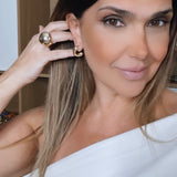 Brinco dourado com argola e pedra verde discreta