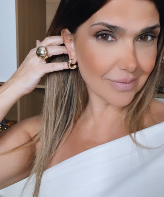 Brinco dourado com argola e pedra verde discreta