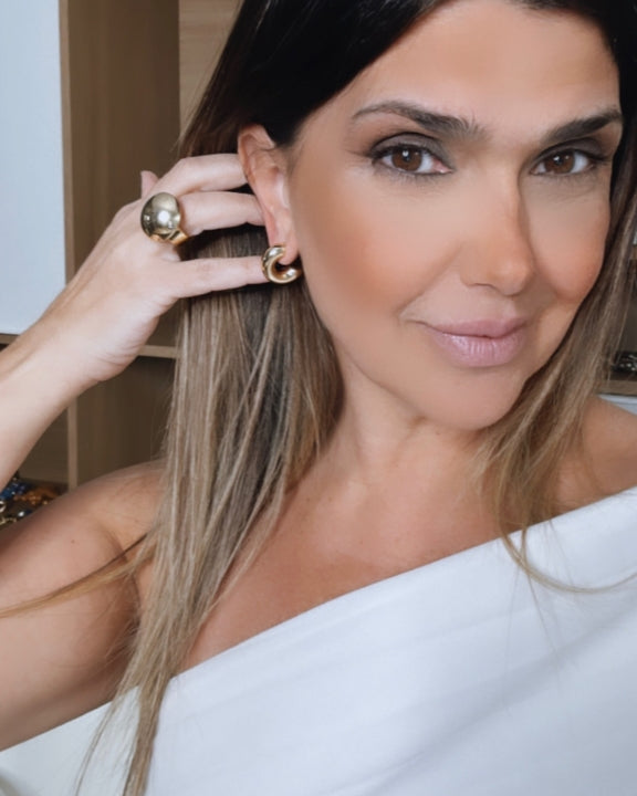 Brinco dourado com argola e pedra verde discreta