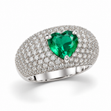 Anel Love glam prateado com pedra verde-esmeralda em formato de coração e pavê de cristais
