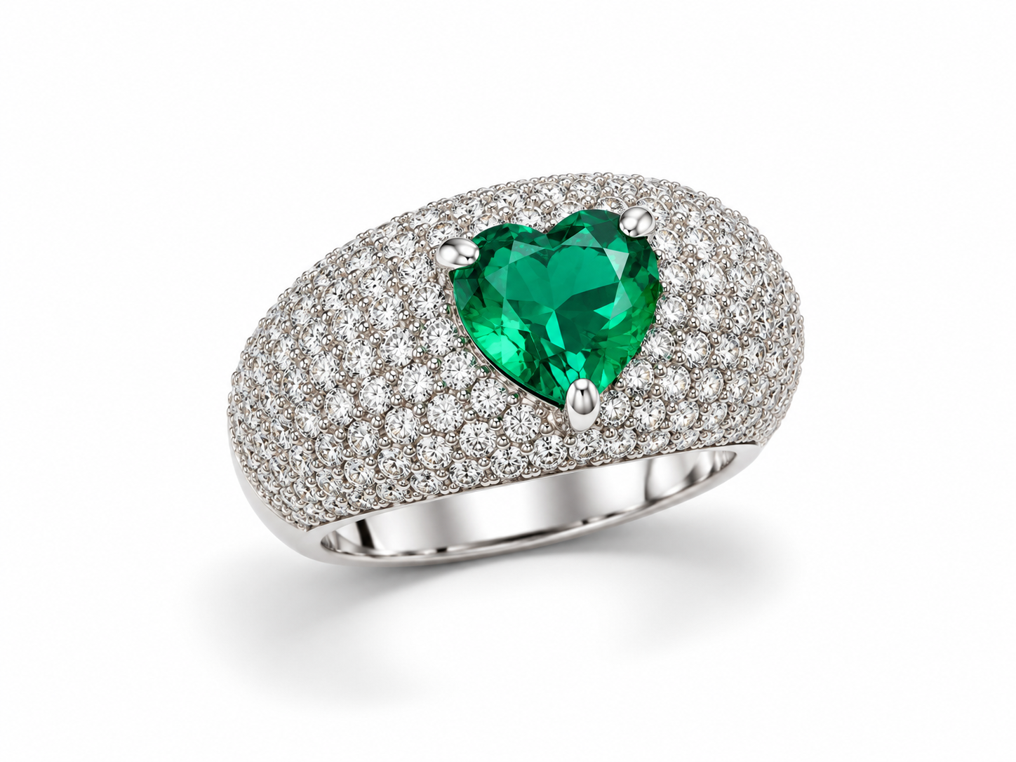 Anel Love glam prateado com pedra verde-esmeralda em formato de coração e pavê de cristais