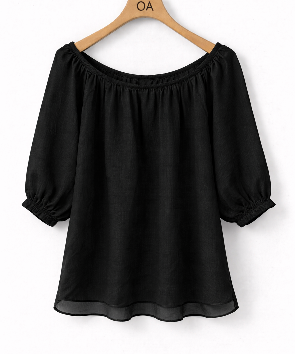 Blusa ombro a ombro preta, gola franzida e mangas bufantes, corte soltinho