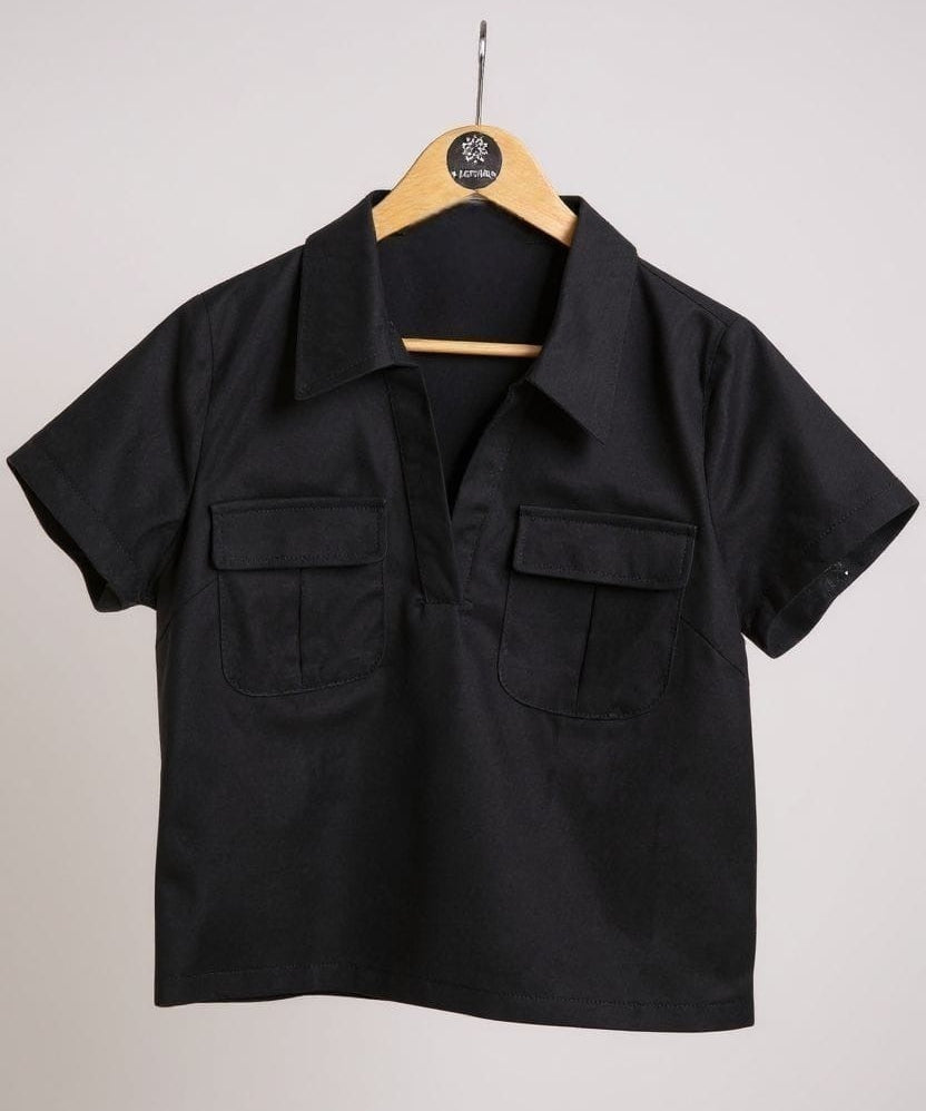 Blusa preta em cabide, gola polo, botões frontais e mangas curtas com bolsos