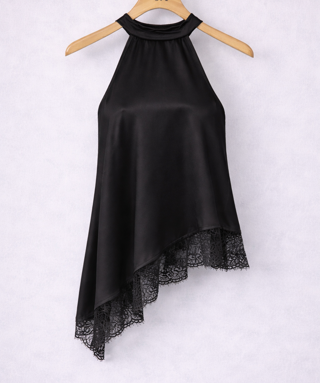 Regata preta estilo halter, gola alta e barra com renda
