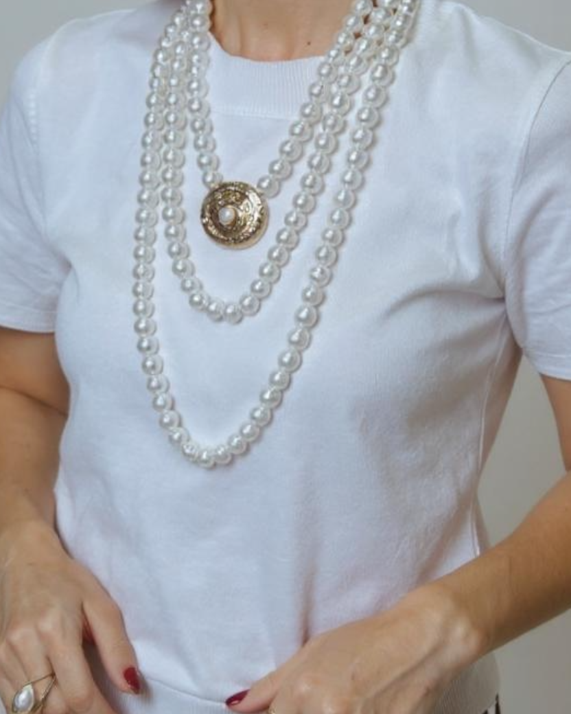Colar de pérolas brancas em camadas com pingente redondo dourado