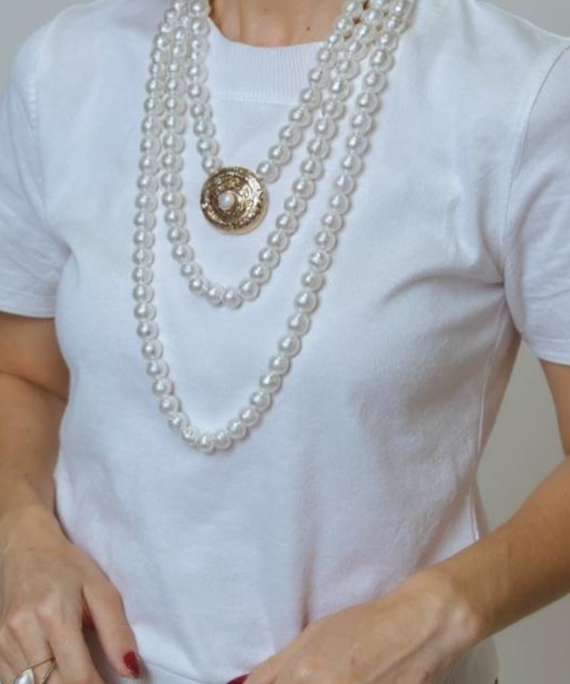 Colar de pérolas brancas em camadas com pingente redondo dourado