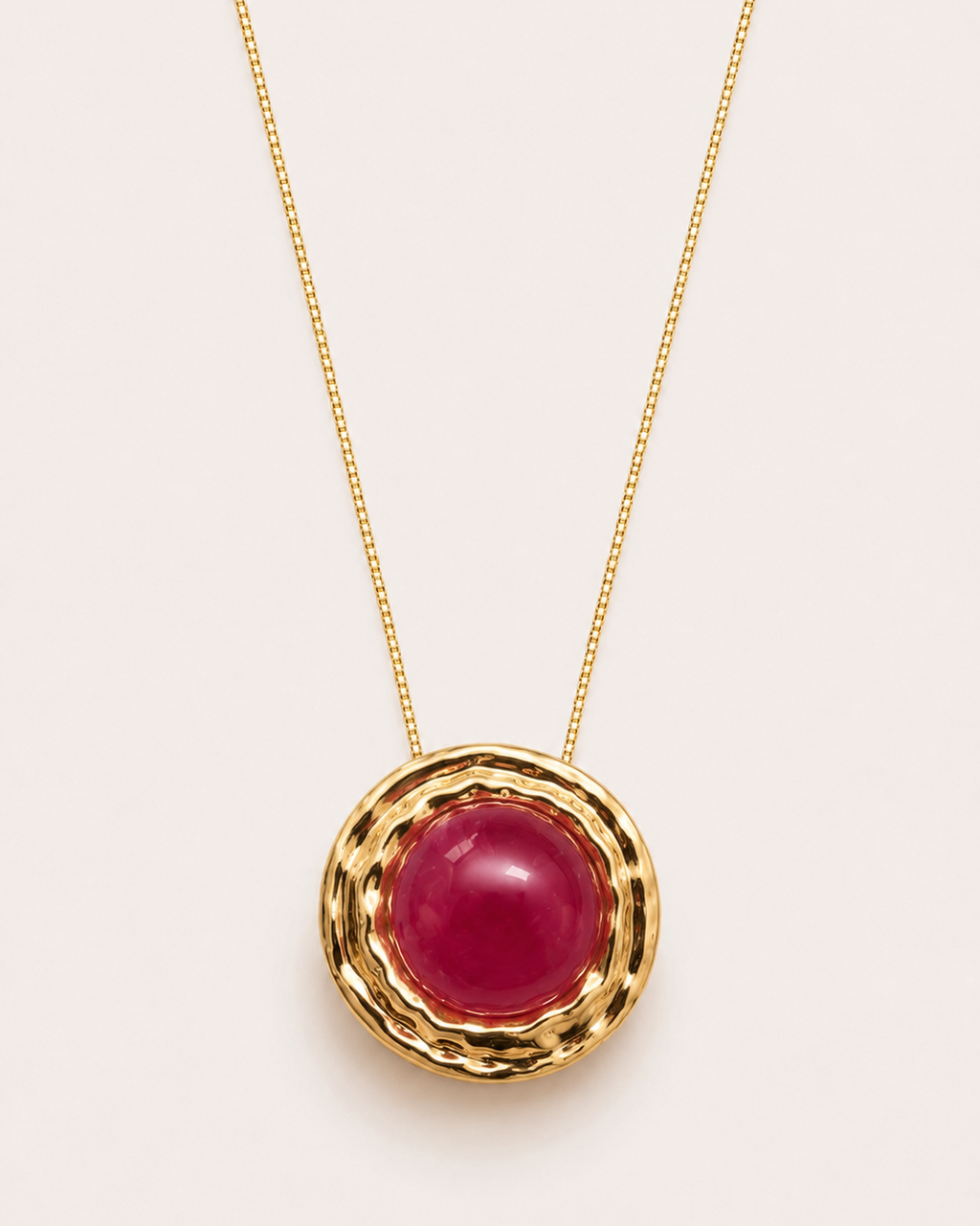 Colar Millenium dourado com pingente redondo e pedra marsala