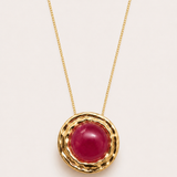 Colar Millenium dourado com pingente redondo e pedra marsala