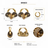 Par de brincos argola dourada com detalhes de zircônias pretas e arco central
