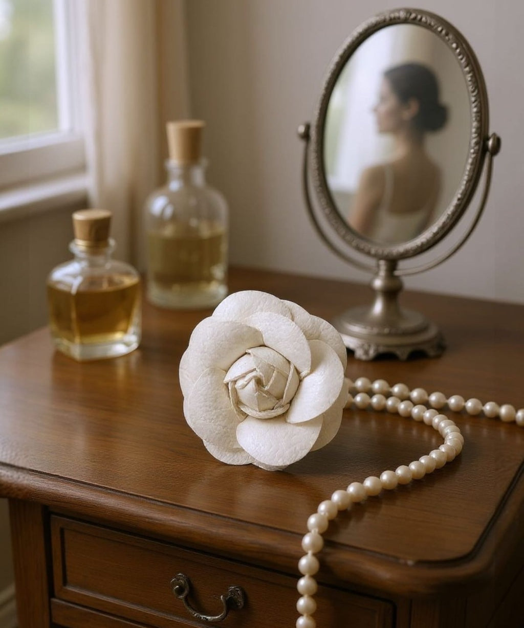 Presilha de camélia branca com flor de tecido e contas de pérola