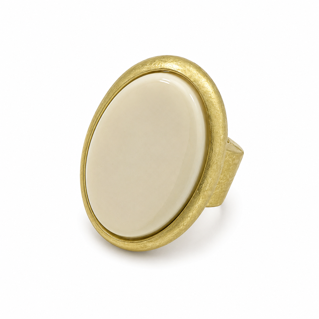 Anel Nubia dourado com pedra oval nude/creme