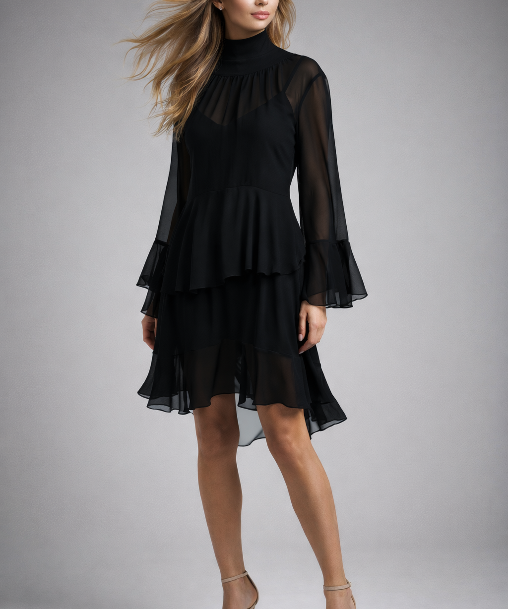 Vestido bata preto com babados em camadas e mangas longas transparentes
