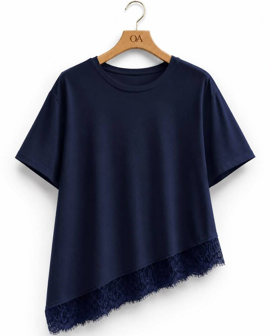 Camiseta marinho com barra assimétrica de renda na barra inferior