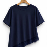 Camiseta marinho com barra assimétrica de renda na barra inferior