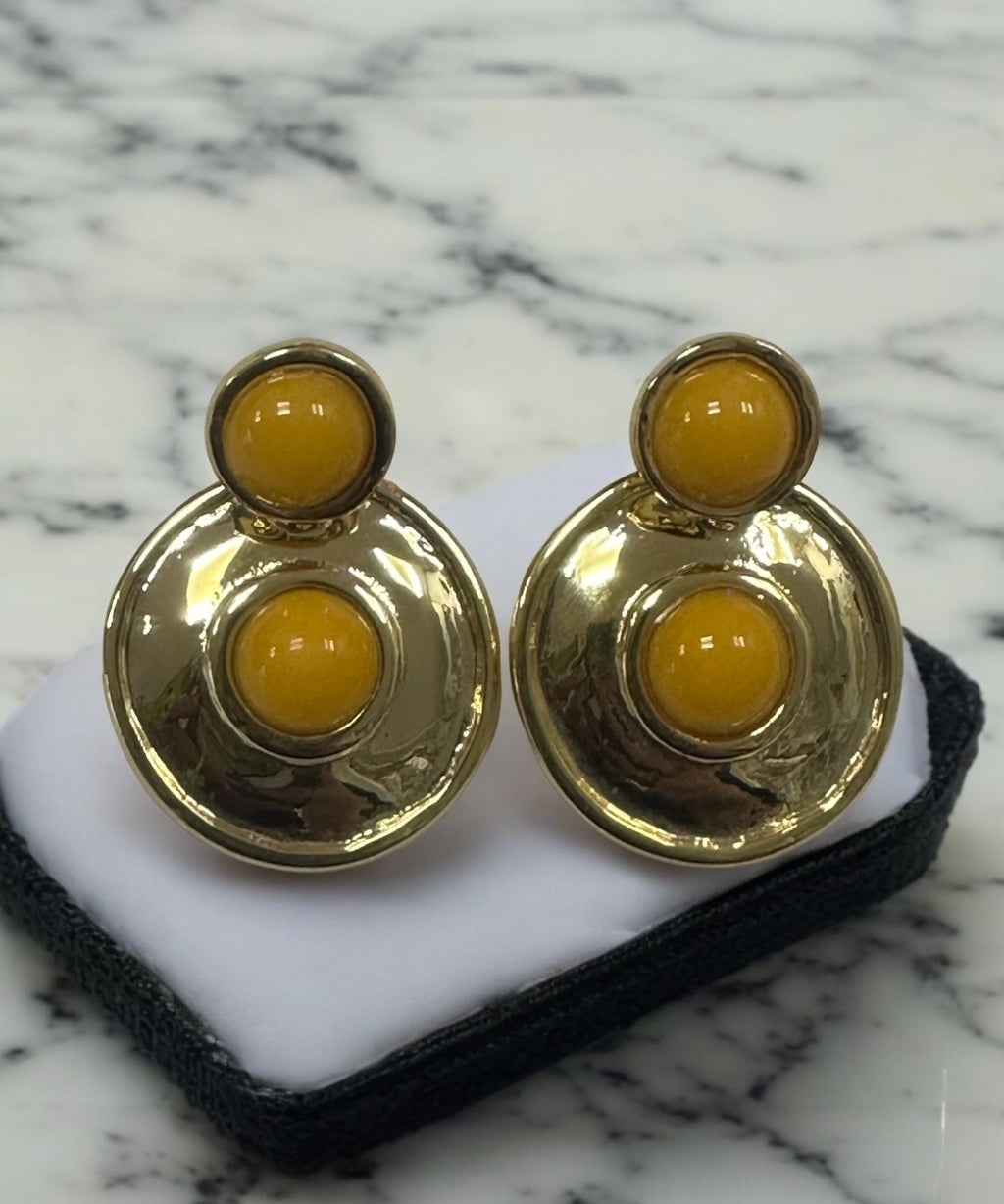 Brinco dourado com três pedras redondas amarelas