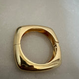 Pulseira Olivia Gold dourada com aro quadrado e fecho de encaixe, acabamento polido.