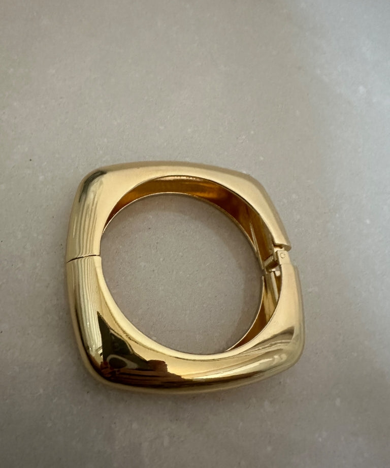 Pulseira Olivia Gold dourada com aro quadrado e fecho de encaixe, acabamento polido.