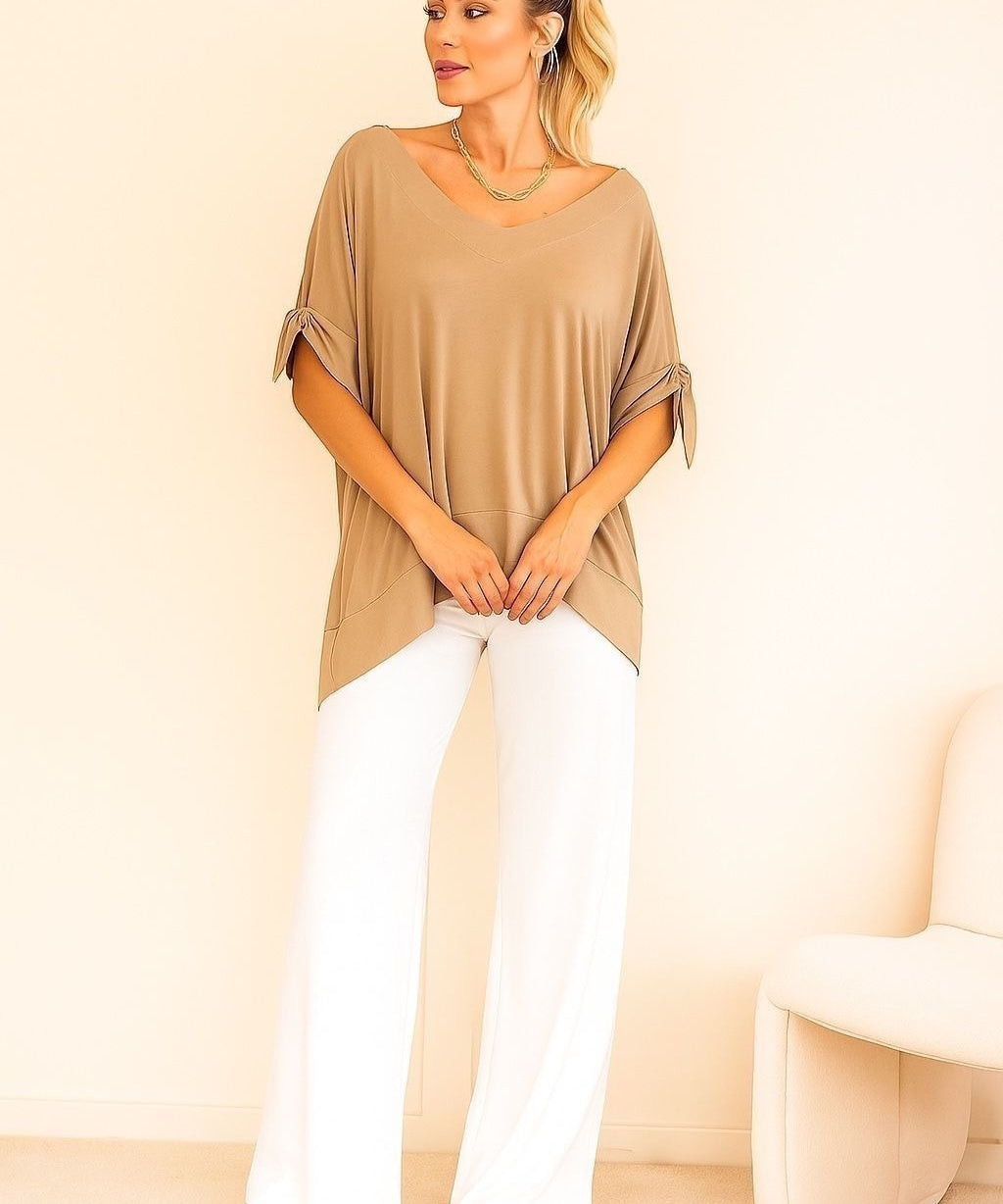 Blusa bege ampla com decote em V e mangas amplas presas nas laterais