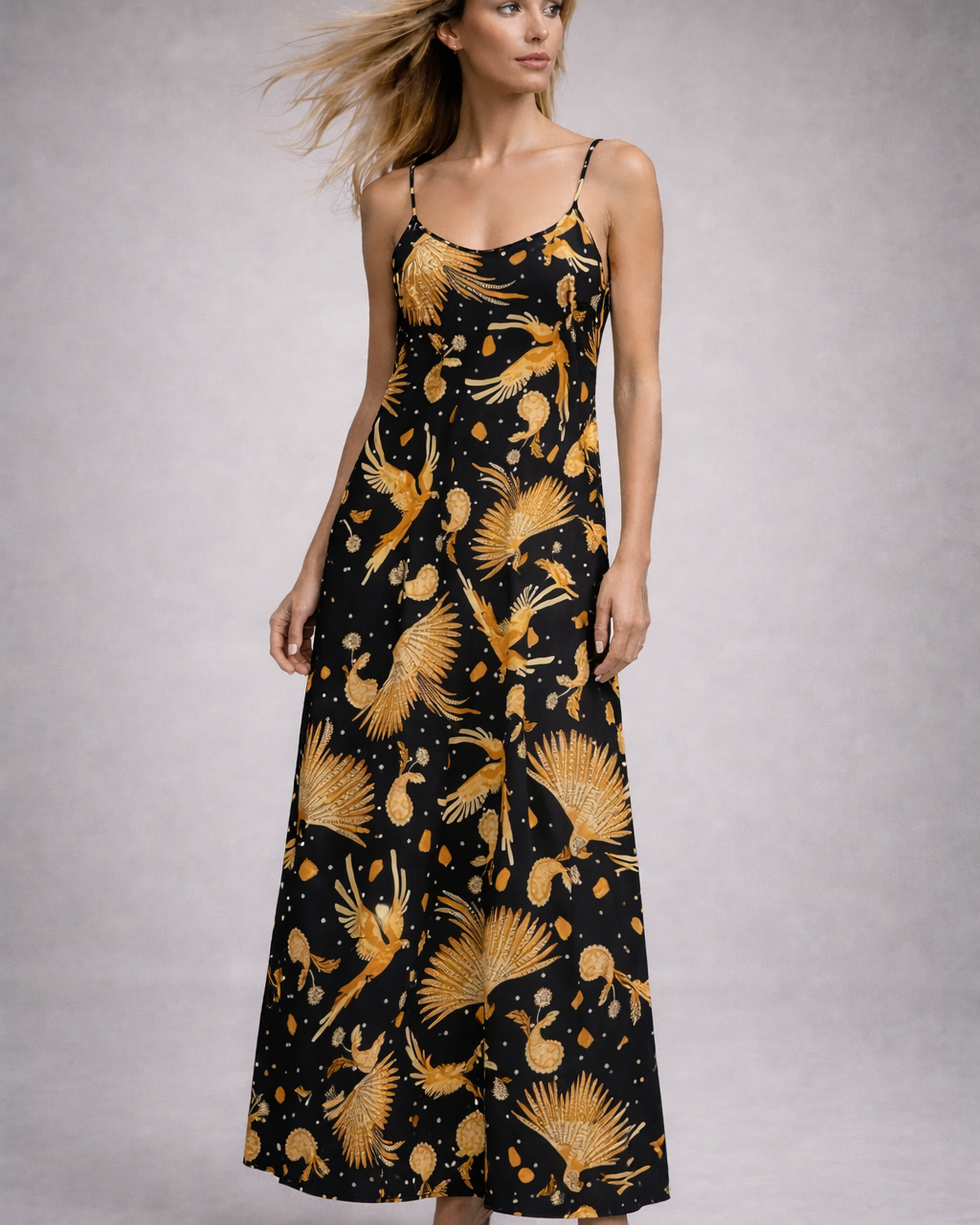 Vestido preto estampado com decote quadrado, alças finas e caimento soltinho.