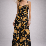 Vestido preto estampado com decote quadrado, alças finas e caimento soltinho.