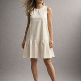 Vestido bata Leona bege claro sem mangas, bainha ampla com costura franzida