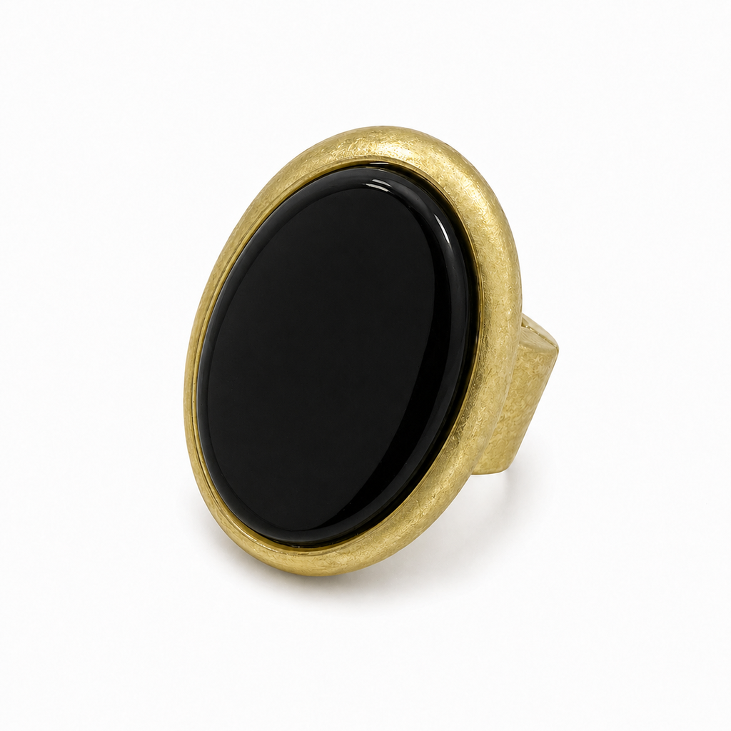 Anel Nubia dourado com pedra oval preta brilhante