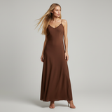 Vestido longo marrom com alças finas e decote em V, caimento solto