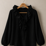 Blusa preta com gola de babados e amarração frontal, mangas bufantes