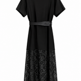 Vestido Maria Bruna preto, com mangas curtas, cinto e barra longa de renda
