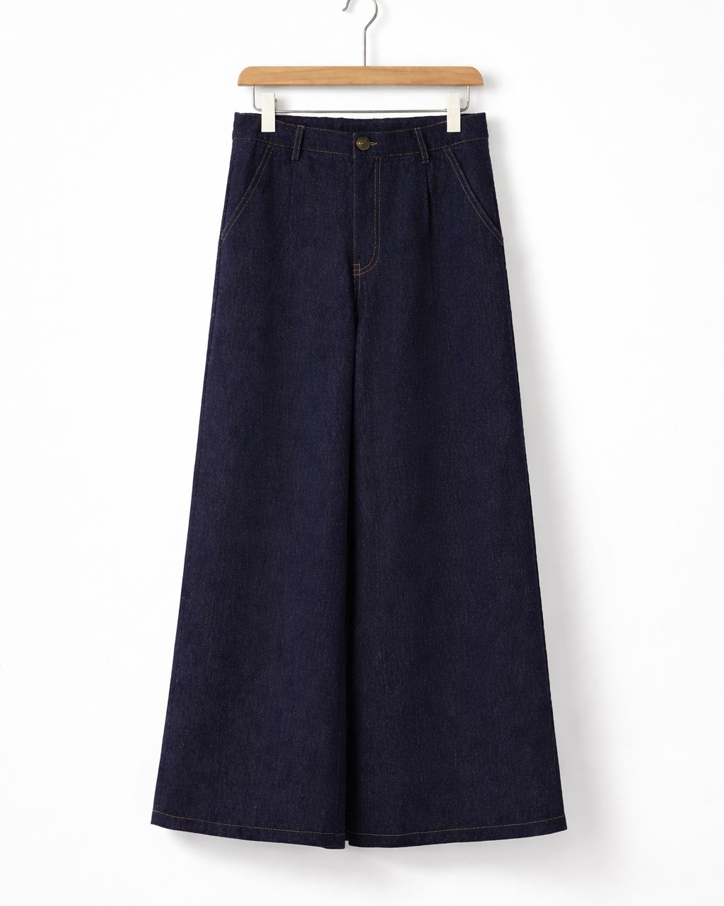 Calça jeans azul escuro de perna ampla, vista frontal, botão dourado e costuras laterais