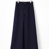 Calça jeans azul escuro de perna ampla, vista frontal, botão dourado e costuras laterais