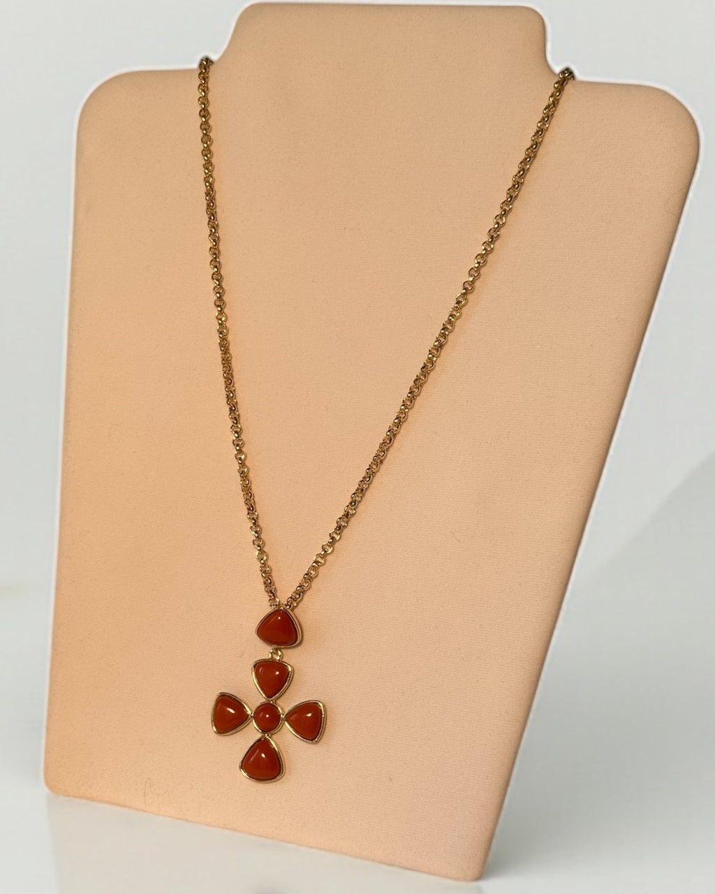 Colar com corrente dourada e pingente floral vermelho