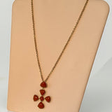 Colar com corrente dourada e pingente floral vermelho