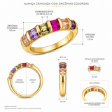 Aliança dourada com zircônias coloridas, entalhes no metal e acabamento interno liso