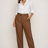Calça marrom textura discreta, cintura alta e bolsos frontais