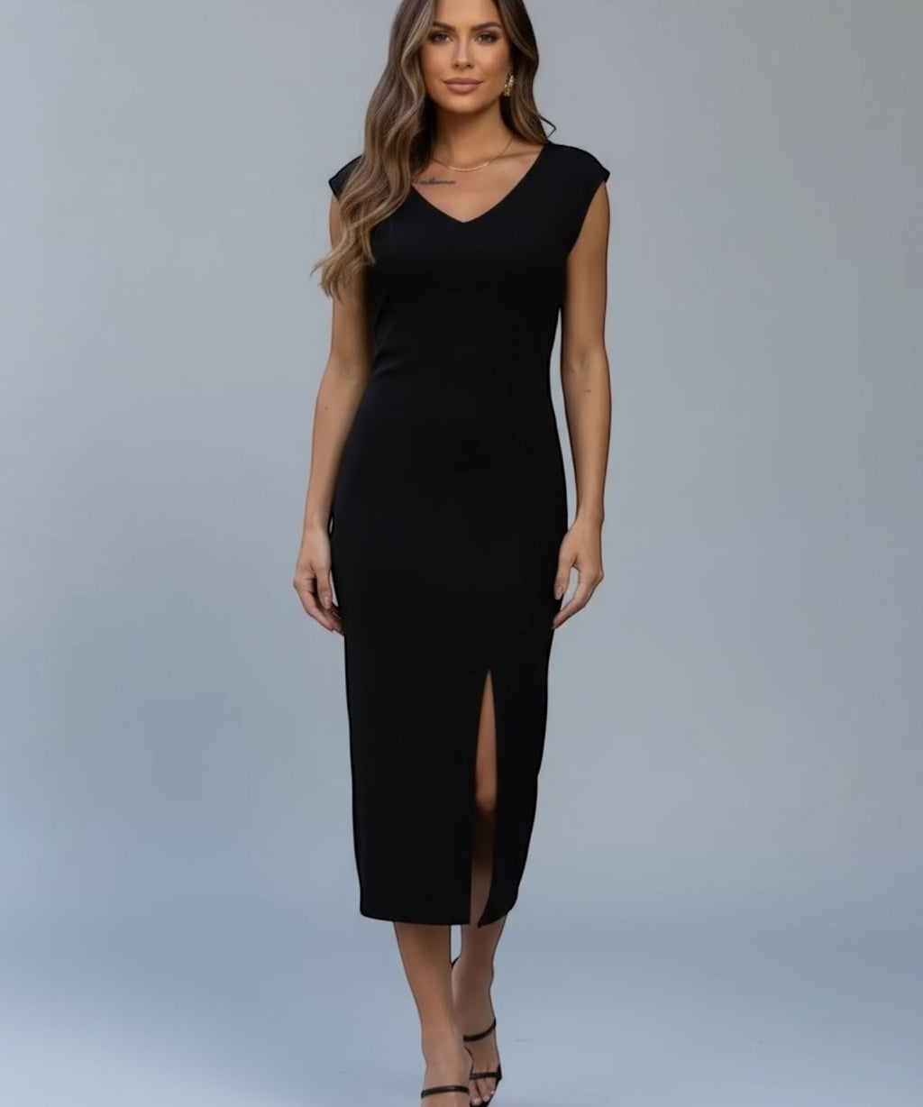Vestido midi preto com decote V e fenda na barra