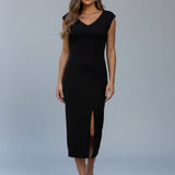 Vestido midi preto com decote V e fenda na barra
