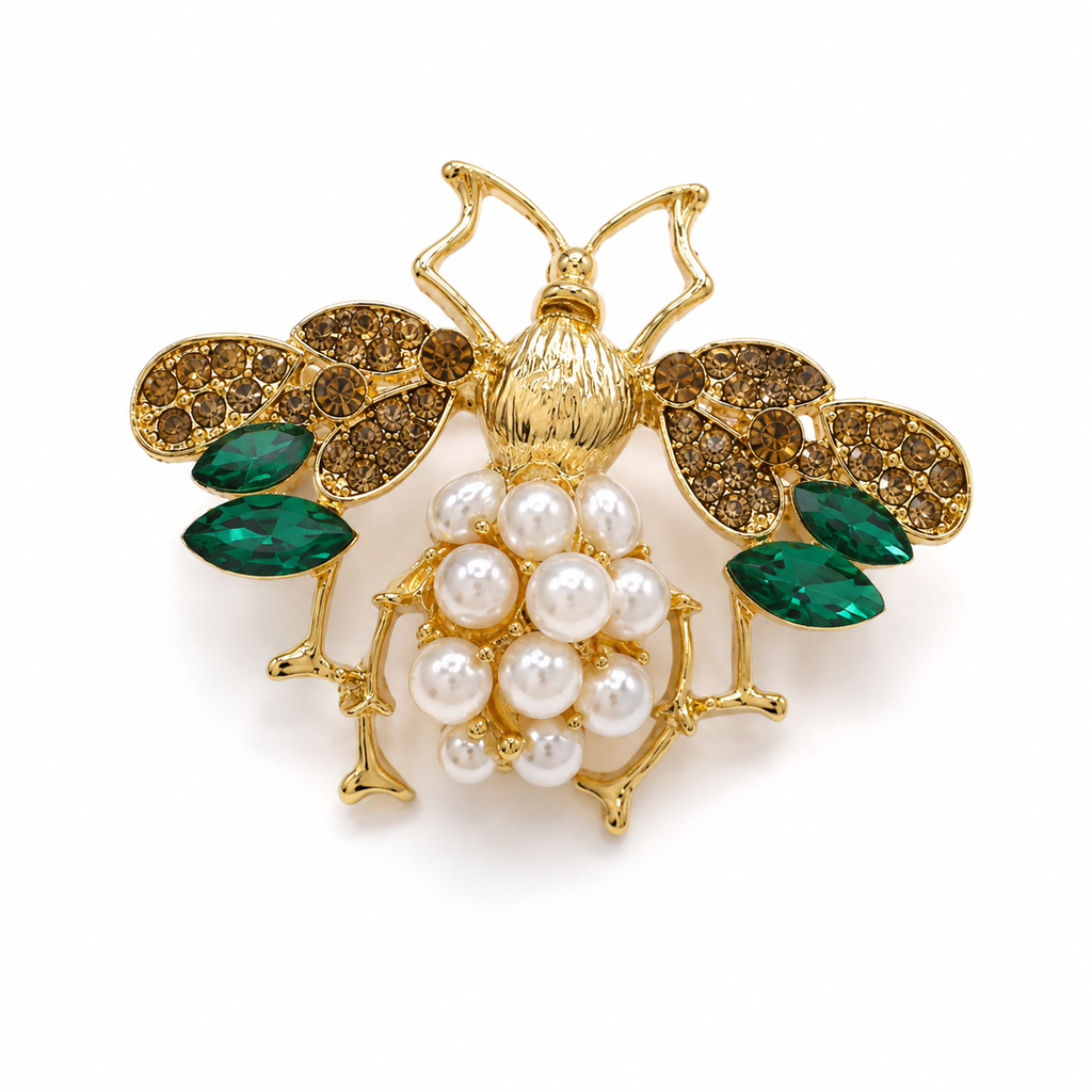 Broche dourado em forma de abelha rainha, com pedras verdes e pérolas brancas.