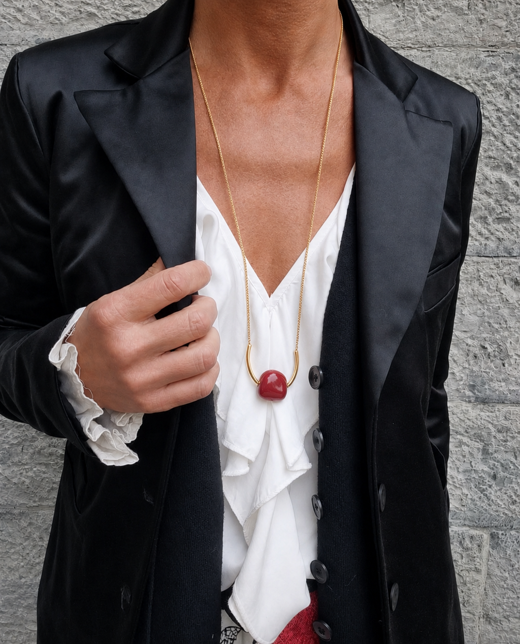 Colar dourado com corrente fina e pingente oval vermelho com acabamento polido