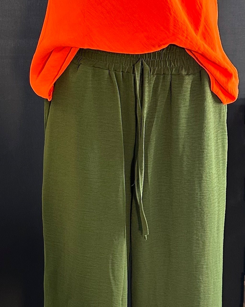 Calça verde militar de pernas largas, cós com cordão e caimento amplo