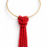Colar com aro dourado e pingente de esferas vermelhas em franja