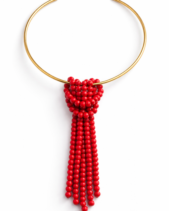 Colar com aro dourado e pingente de esferas vermelhas em franja