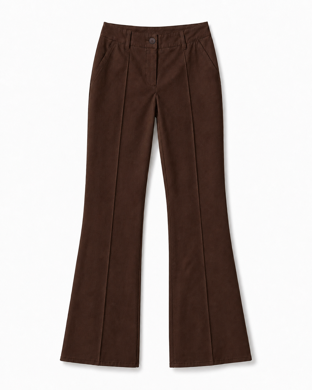 Calça flare marrom em tecido tipo couro, cintura média, bolsos e botão frontal.