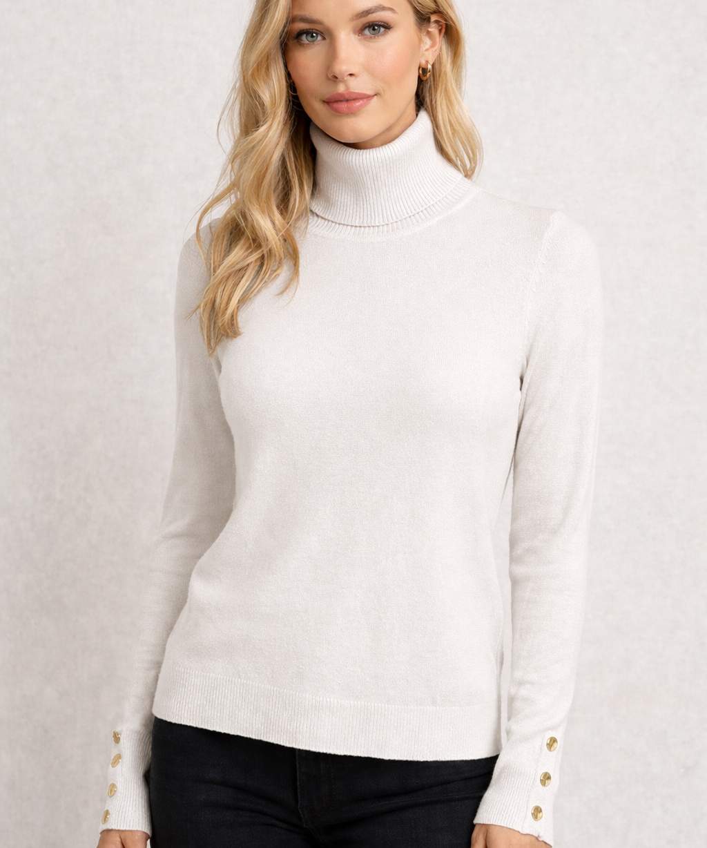 Blusa de tricô off white com gola alta e mangas longas, punhos com botões dourados
