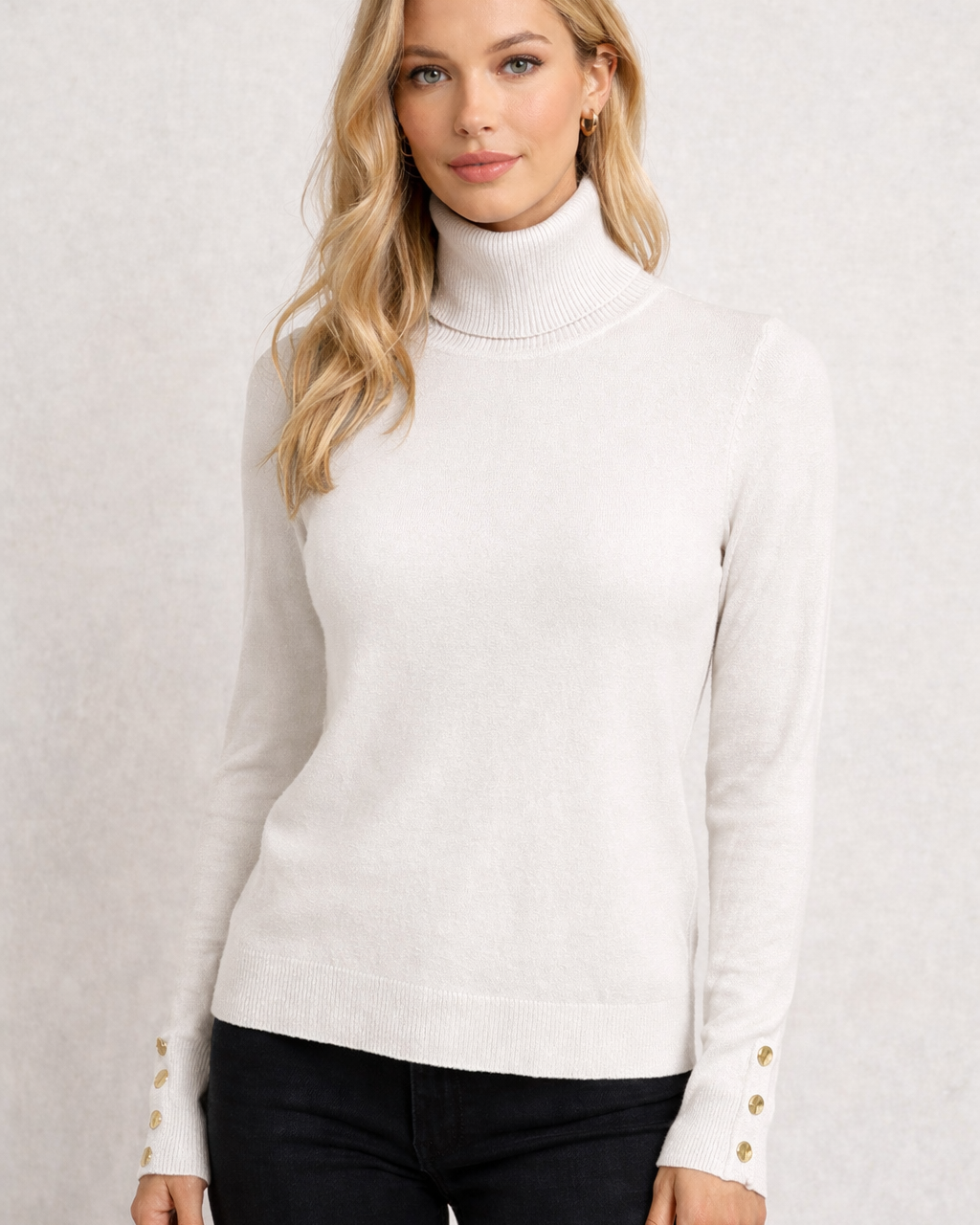 Blusa de tricô off white com gola alta e mangas longas, punhos com botões dourados