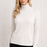Blusa de tricô off white com gola alta e mangas longas, punhos com botões dourados