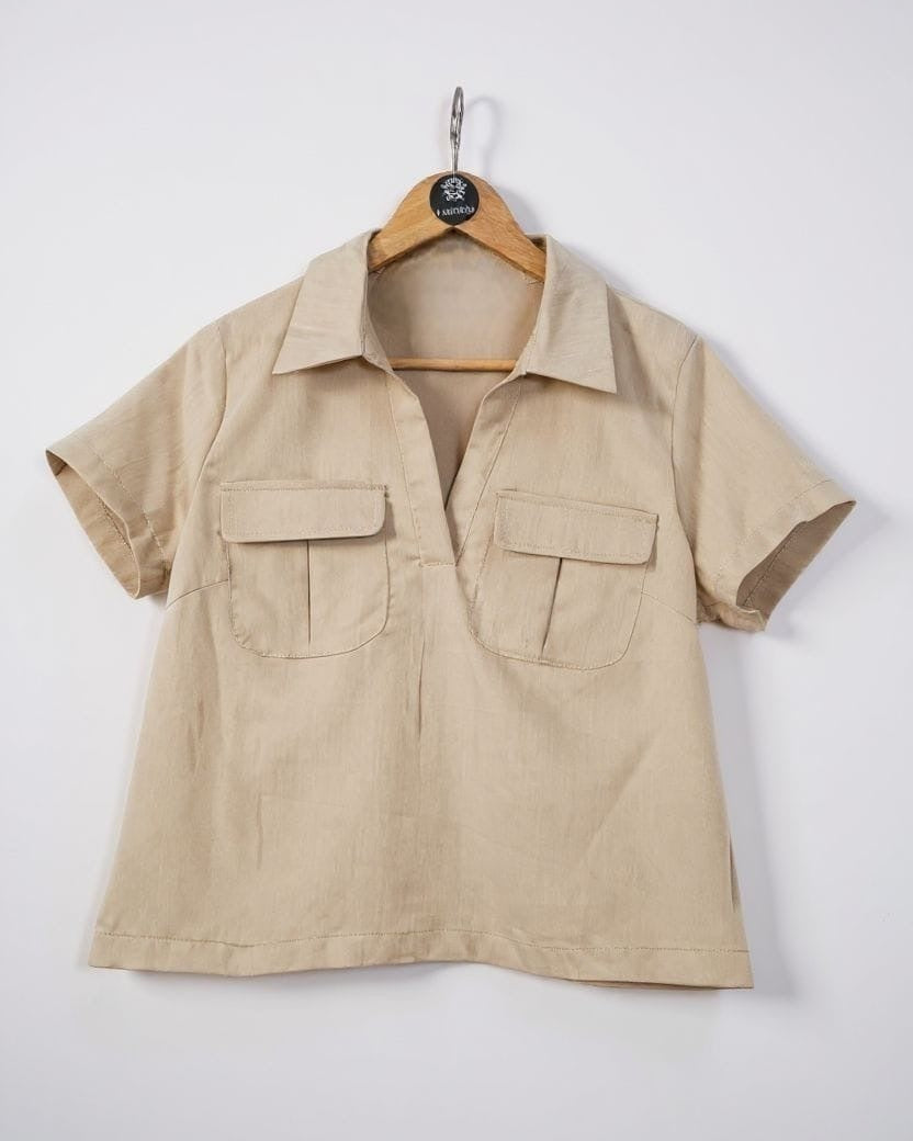 Blusa cáqui com gola e bolsos frontais